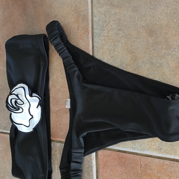 Black Bandeau Bikini with White Floral Accent Sz Sm Nwot - Picture 2 of 5